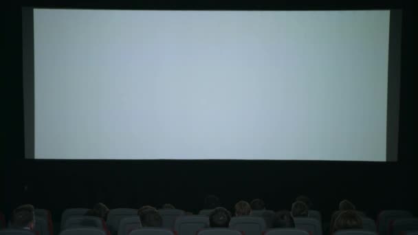 Tela branca grande no cinema. Começando o filme no cinema. Pessoas de tela de cinema
 - Filmagem, Vídeo