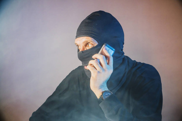 telefonda konuşurken terörist suçlusu - Fotoğraf, Görsel