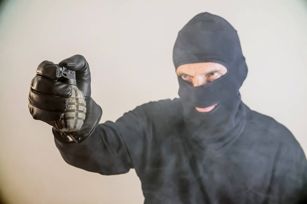 bűnügyi terrorista a tolvaj rabló fegyverrel - Fotó, kép