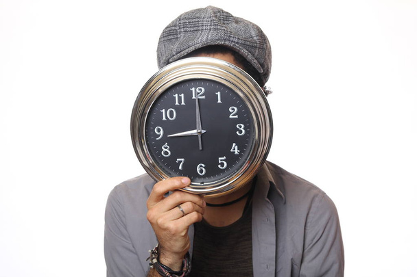 Black man posing with clock - Fotografie, Obrázek
