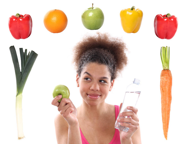 Mladá sportovní žena s odlišným ovocem a zeleninou  - Fotografie, Obrázek