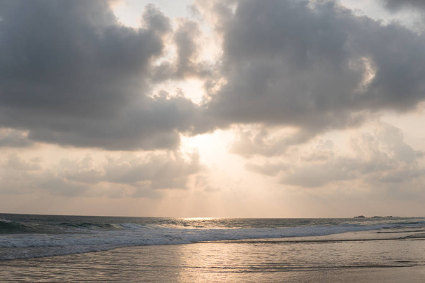 Plajda tropik gün batımı. Ao-Nang. Yengeç. Tayland - Fotoğraf, Görsel