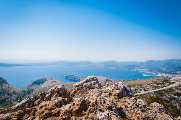 地中海を見下ろすマヨルカ島のFormentorキャップの印象的な崖 - 写真・画像