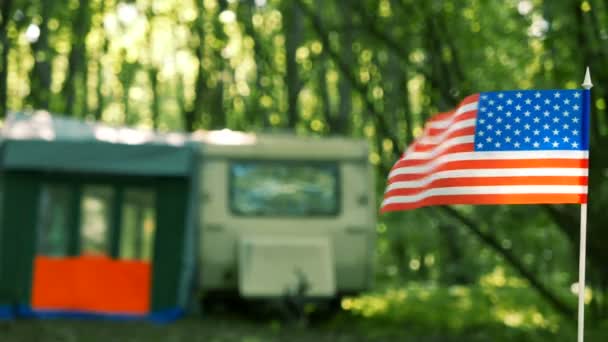 木材のキャンプのトレーラー、キャラバンで 4 k. アメリカの国旗.  - 映像、動画