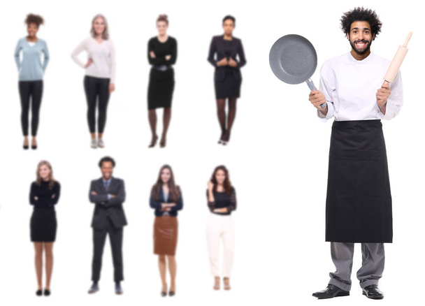 Cocinero afroamericano con diferentes personas multiétnicas en el fondo
 - Foto, imagen