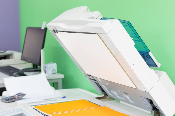 Détail d'une imprimante numérique moderne d'un centre de copie
 - Photo, image