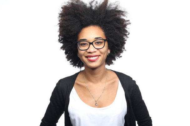 Красивая афро-американка улыбается
 - Фото, изображение