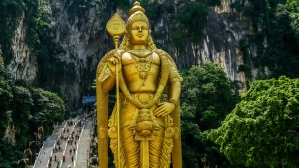Lord Murugan hinduistische Gottheitsstatue in Batu-Höhlen und Touristenströme in Malaysia Zeitraffer 4k - Filmmaterial, Video