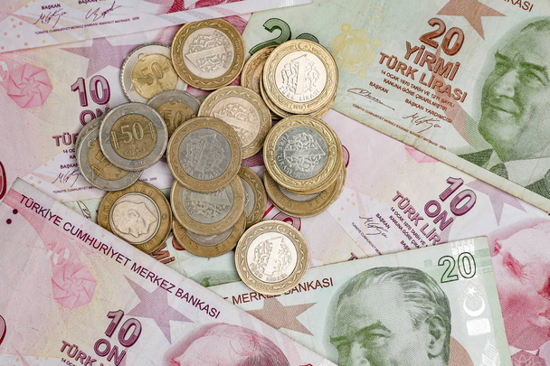 Különböző török líra bankjegyek és érmék csomó - Fotó, kép