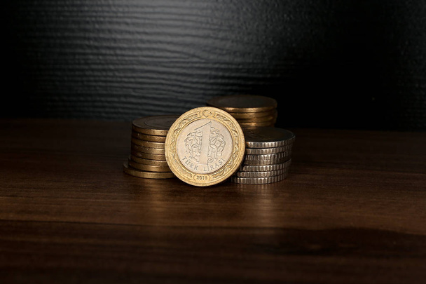 Ματσάκι διάφορα κέρματα Τουρκική Λίρα. 50 Κουρούς και της 1 λίρας. - Φωτογραφία, εικόνα