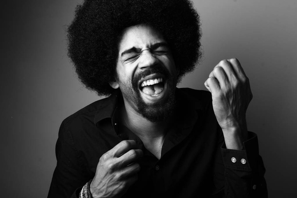 Screaming black man on black and white thone - Фото, изображение
