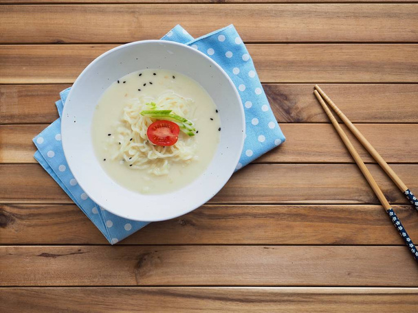 Корейська кухня бобова локшина, локшина холодно-суп з квасолі - Фото, зображення