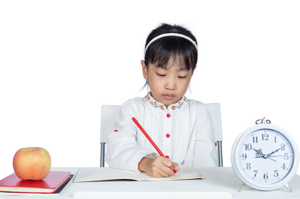 Asiatico cinese bambina fare compiti a casa in isolato bianco sfondo
 - Foto, immagini