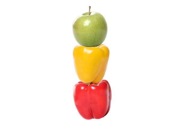 Яблуко і перець на білому тлі
 - Фото, зображення