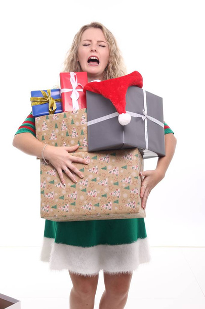 Menina loira com caixas de Natal
 - Foto, Imagem