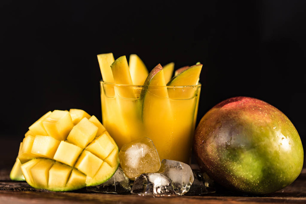 Mango mehu ja mango puupöydällä
 - Valokuva, kuva