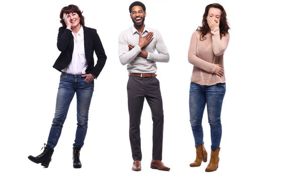 Gruppe multiethnischer Menschen posiert auf weißem Hintergrund - Foto, Bild
