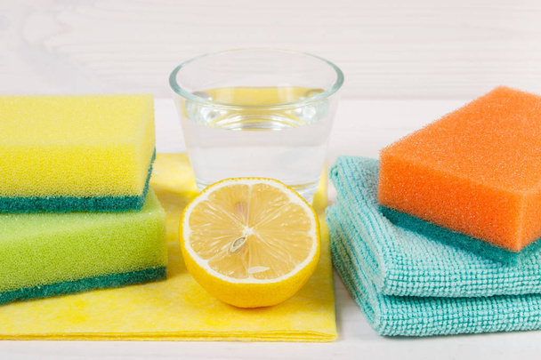 Natuurlijke, milieuvriendelijke wasmiddelen en kleurrijke accessoires voor het reinigen van huis, concept van huishoudelijke plichten - Foto, afbeelding