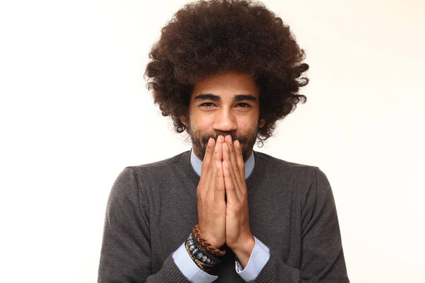 Hombre negro feliz posando sobre fondo blanco
 - Foto, imagen