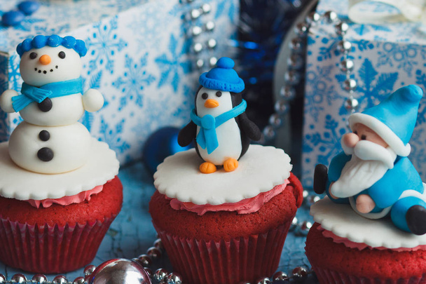 Christmas cupcakes with colored decorations made from confectionery mastic, soft focus background - Foto, imagen