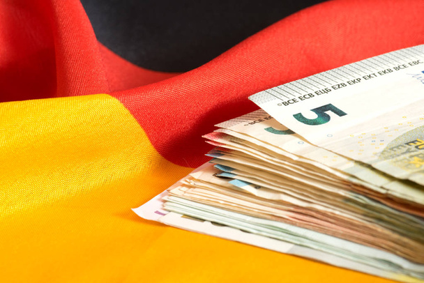 Německá vlajka a množství eurobankovek - Fotografie, Obrázek