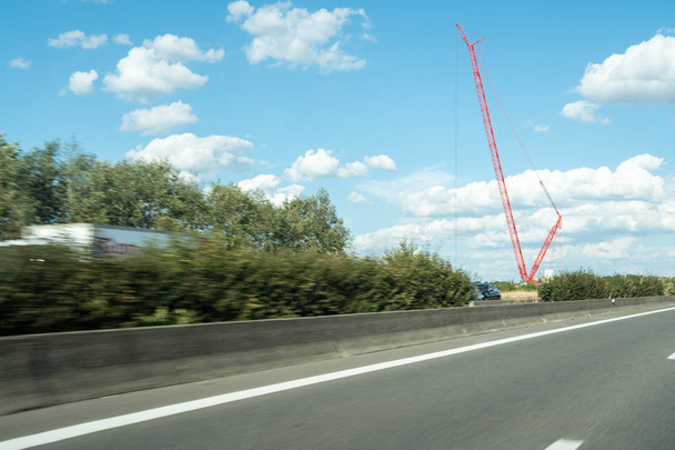 Wzdłuż autostrady znajduje się ciężki dźwig przemysłowy do naprawy mostu - Zdjęcie, obraz