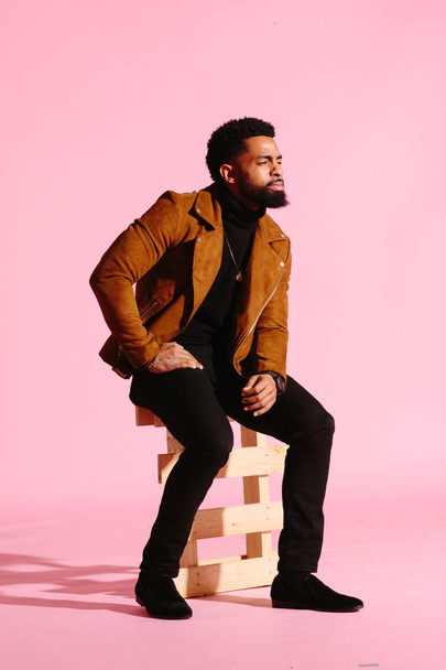 Élégant, beau et cool homme afro-américain avec barbe, isolé sur fond de studio rose
 - Photo, image