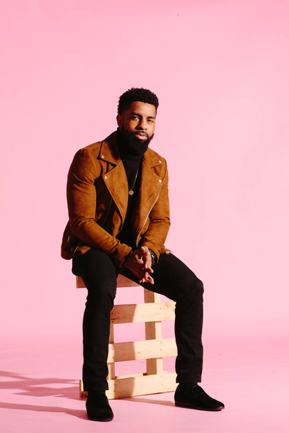 Elegante, guapo y fresco hombre afroamericano con barba, aislado sobre fondo de estudio rosa
 - Foto, imagen