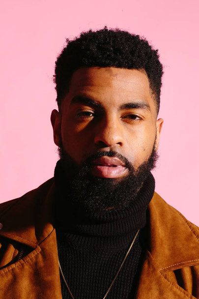 Elegante, bello e fresco uomo afroamericano con barba, isolato su sfondo studio rosa
 - Foto, immagini