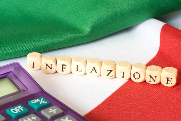 Bandeira da Itália e calculadora com a palavra italiana para inflação
 - Foto, Imagem