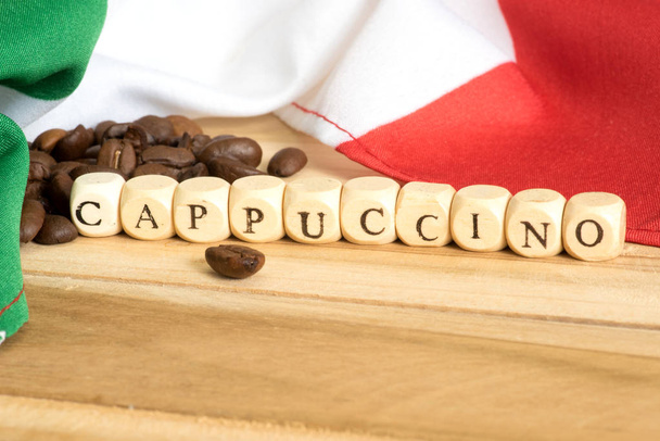 Bandeira italiana, grãos de café e cappuccino
 - Foto, Imagem