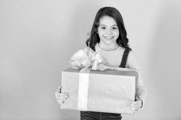 Happy little girl with gift box black and white - Fotoğraf, Görsel