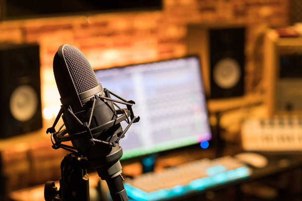 microphone in sound studio. music, recording or broadcasting concept - Fotografie, Obrázek