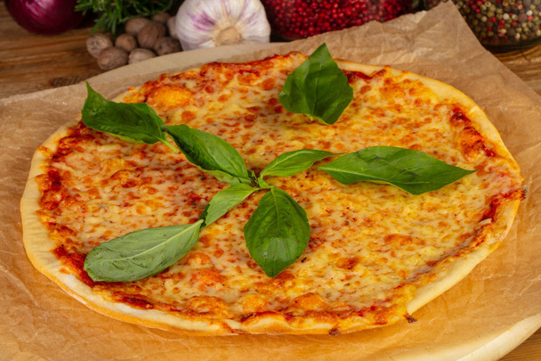 Deliziosa pizza di formaggio e caprese grande
 - Foto, immagini