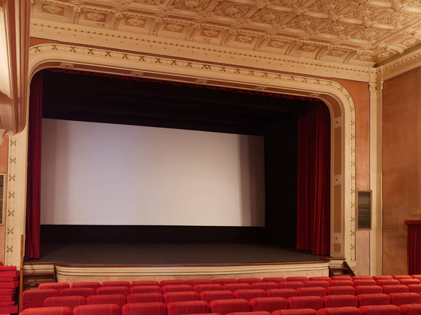 Kino oder Theater leere Leinwand leere rote Stühle - Foto, Bild