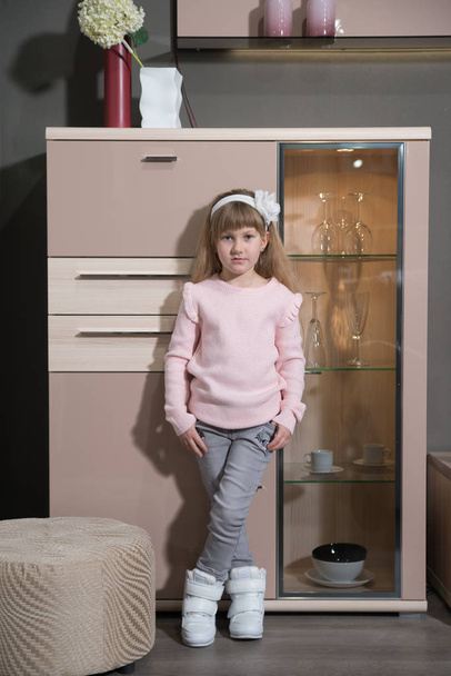 una bambina in abiti luminosi stand
 - Foto, immagini