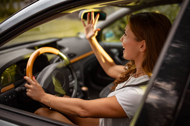 Joven bonita mujer discutiendo mientras conduce coche
  - Foto, Imagen
