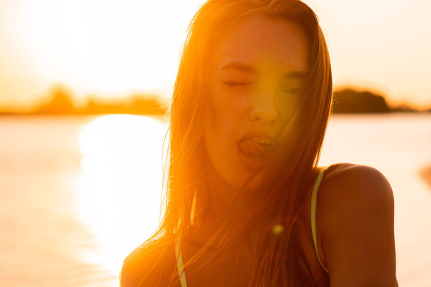 giovane signora sessuale in mare al tramonto caldo
 - Foto, immagini