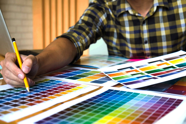 Los diseñadores gráficos eligen colores de las muestras de bandas de color para el diseño. Concepto de trabajo de creatividad gráfica de diseño
 .  - Foto, Imagen