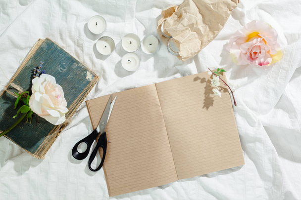  flowers with empty vintage notebook for your design - Foto, Bild