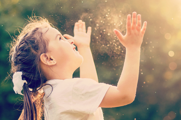 Legrační malá holčička chytání mýdlové bubliny v létě na naturecarefree dítě běžet a skákat na zelené letní louku, chytání mýdlové bubliny. Koncept štěstí, dětství a svoboda. - Fotografie, Obrázek
