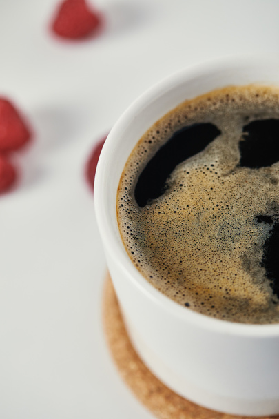 крупним планом вид чашки ароматичної кави на білій поверхні
 - Фото, зображення