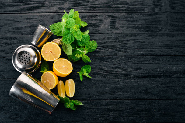 Preparation for preparing a cocktail of citrus fruit and mint. Lemon, grapefruit, lime, orange. On a wooden background. Top view. - Foto, Imagen