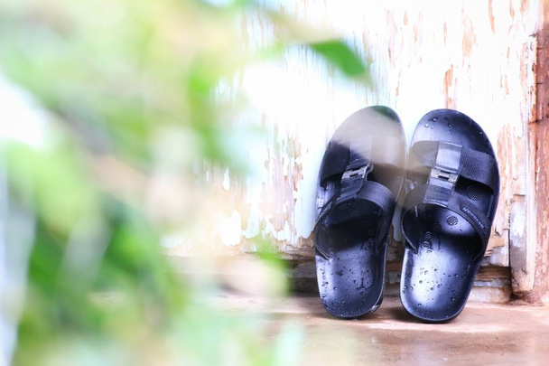 Schuhe auf dem Holzhintergrund mit grün verschwommenem Hintergrund - Foto, Bild