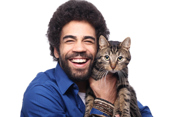 Happy afro-american man holding a cat - Foto, imagen