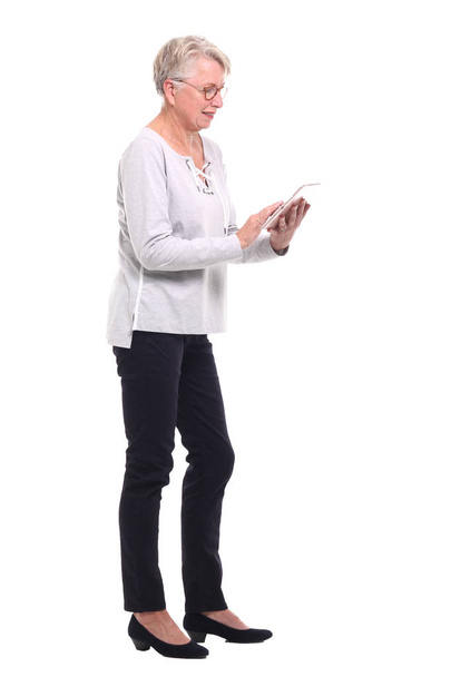 Sarışın kadın beyaz zemin üzerine Tablet PC'yi kullanma - Fotoğraf, Görsel