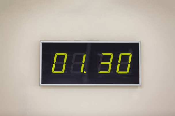 Reloj digital negro sobre fondo blanco que muestra el tiempo 1 hora 30 minutos Una alarma digital reflejo natural
 - Foto, imagen