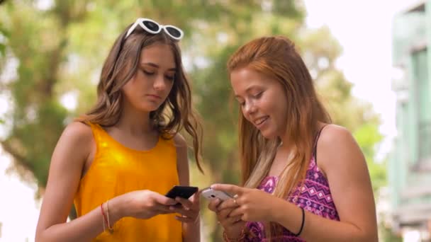 Teenager-Mädchen mit Smartphones im Sommerpark - Filmmaterial, Video