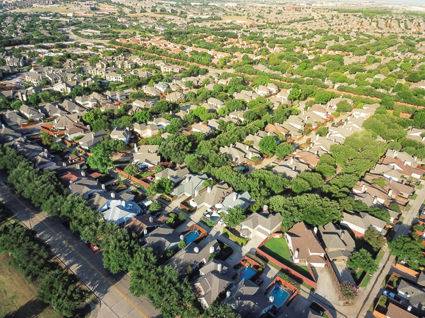 Вид с воздуха пригород растет за пределами Далласа в центре города Ирвинг, штат Техас, США. Зелёная архитектура птичьего полета в новом подразделении развития плотно укомплектованных домов с подъездными дорогами, обширные окрестности пригорода
 - Фото, изображение