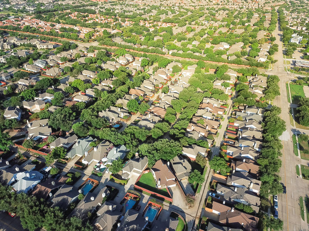 Subúrbio de vista aérea crescendo fora do centro de Dallas, em Irving, Texas, EUA. Pássaro olho arquitetura verde no desenvolvimento nova subdivisão de casas bem embaladas com calçadas, vasto bairro subúrbio
 - Foto, Imagem
